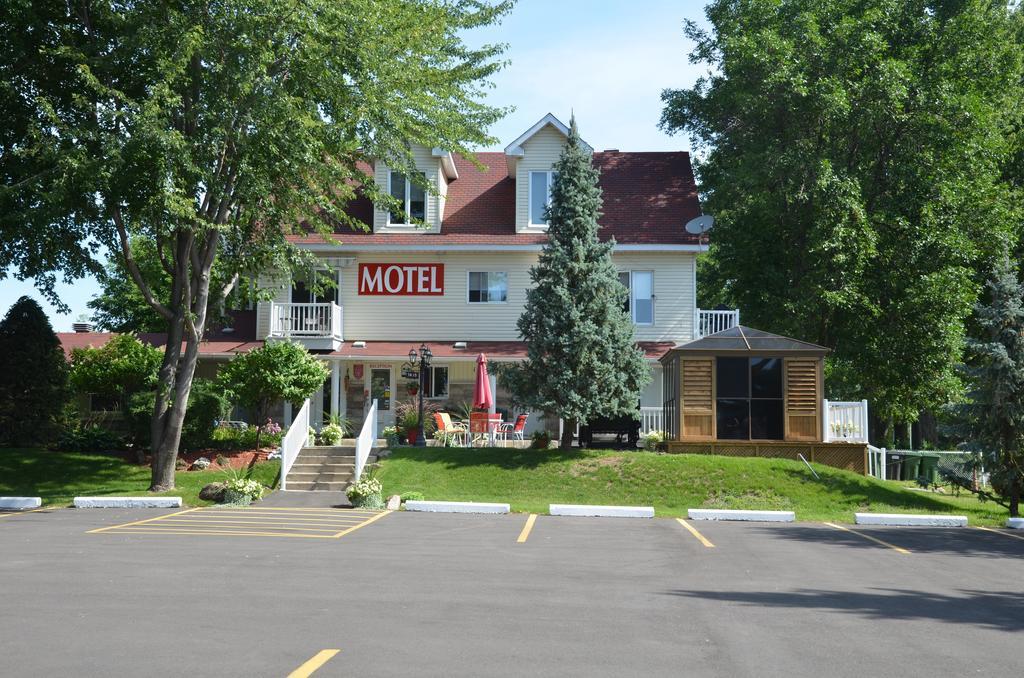 Motel Derfal 레팡티니 외부 사진
