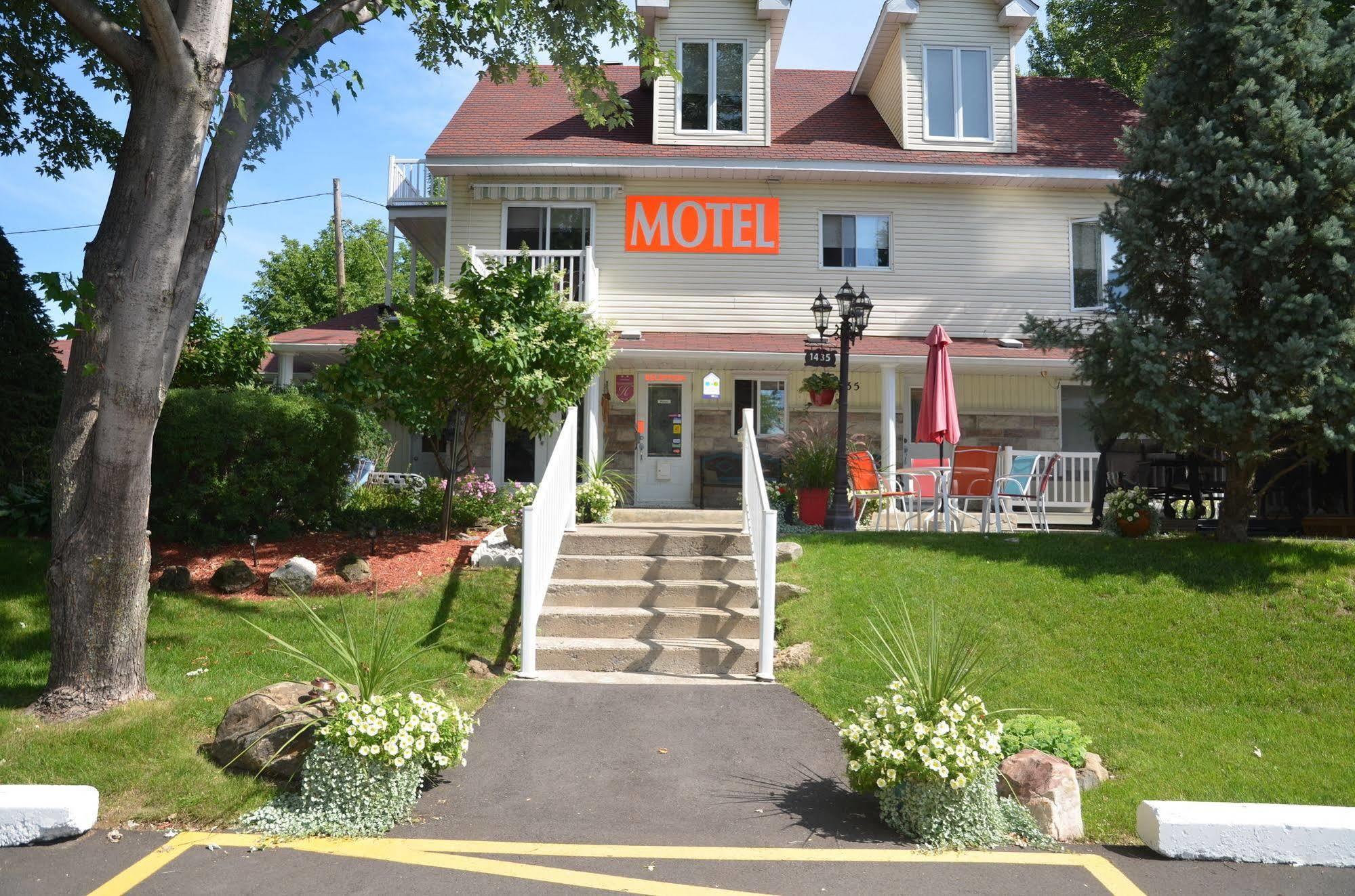 Motel Derfal 레팡티니 외부 사진